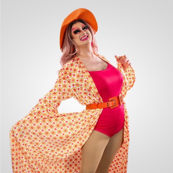 Get a boost of Sarah Tonin - Picture 3 of 4